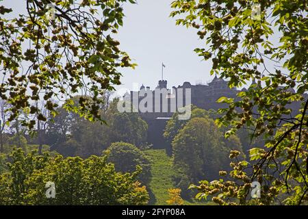 City Centre, Edinburgh, Schottland, UK Wetter. Mai 2021. Nach einem sehr nebligen Morgen ein sonniger Nachmittag im Stadtzentrum für diejenigen, die sich zum Einkaufen und Entspannen mit Freunden wagten. Quelle: Arch White/Alamy Live News Stockfoto