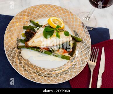 Filet der Seebrasse mit Spargel und Zitrone Stockfoto