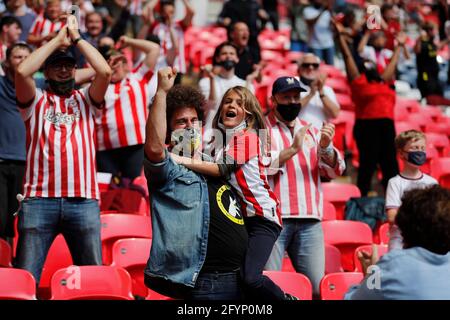 Wembley Stadium, London, Großbritannien. Mai 2021. English Football League Championship Football, Playoff Final, Brentford FC gegen Swansea City; Brentford-Fans feiern, nachdem Ivan Toney von Brentford in der 10. Minute nach einer Strafe den ersten Treffer seiner Seite erzielt hat, um 1-0 Punkte zu erzielen.Credit: Action Plus Sports/Alamy Live News Stockfoto