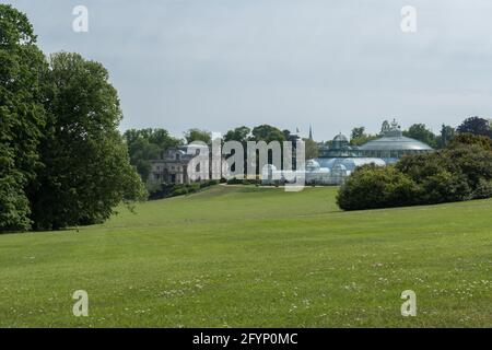 Brüssel, Belgien, 28. Mai 2021: Von Alphonse Balat 1873 entworfene Gewächshäuser im klassischen Stil mit Pavillons, Kuppeln und Galerien. Stockfoto
