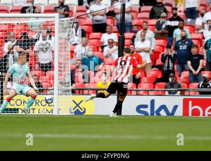 Wembley Stadium, London, Großbritannien. Mai 2021. English Football League Championship Football, Playoff Final, Brentford FC gegen Swansea City; Emiliano Marcondes von Brentford schießt und erzielt in der 20. Minute sein zweites Tor, um es 2-0 zu erreichen.Credit: Action Plus Sports/Alamy Live News Stockfoto