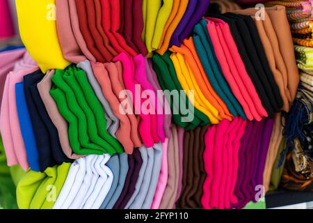 Stapel von bunten Stoffen auf dem Markt. Stockfoto