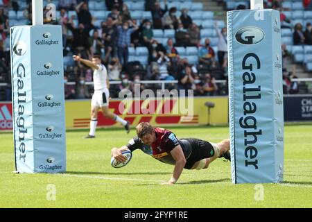 Twickenham, Großbritannien. Mai 2021. STEPHAN LEWIES von Harlequins erzielt beim Gallagher Premiership Rugby-Spiel zwischen Harlequins und Bath Rugby am 29. Mai 2021 in The Stoop, Twickenham, Großbritannien, einen Versuch, den Score 37-33 zu erreichen. Foto von Ken Sparks. Nur zur redaktionellen Verwendung, Lizenz für kommerzielle Nutzung erforderlich. Keine Verwendung bei Wetten, Spielen oder Veröffentlichungen einzelner Clubs/Vereine/Spieler. Kredit: UK Sports Pics Ltd/Alamy Live Nachrichten Stockfoto