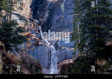 Jogini Wasserfall, Manali Indien in Winters Stockfoto