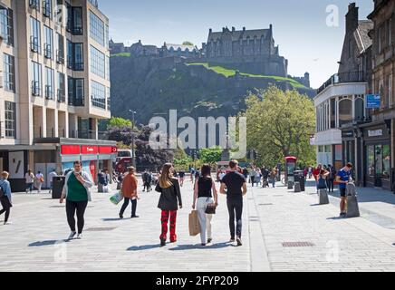 City Centre, Edinburgh, Schottland, UK Wetter. Mai 2021. Nach einem sehr nebligen Morgen ein sonniger Nachmittag im Stadtzentrum für diejenigen, die sich zum Einkaufen und Entspannen mit Freunden wagten. Quelle: Arch White/Alamy Live News Stockfoto