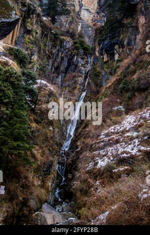 Jogini Wasserfall, Manali Indien in Winters Stockfoto