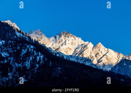 Berge nach Schneefall in Manali Stockfoto