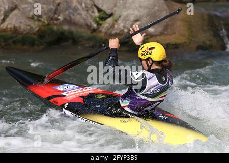 Tereza FISEROVA aus der Tschechischen Republik nimmt an der Kanubestufe für Frauen Teil (C1) Halbfinale während der ECA Kanuslalom Europameisterschaft auf Die Dora Baltea Stockfoto