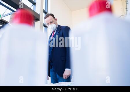 Johannesburg, Südafrika. Mai 2021. Bundesgesundheitsminister Jens Spahn (CDU) sieht sich bei einem Besuch in einer Pharmafabrik von B. Braun verschiedene Produkte an. Spahn setzt auf die Produktion von Corona-Impfstoffen in Afrika, um So bald wie möglich zu starten. Bei seinem Besuch in Südafrika am Samstag versprach er der Europäischen Union Unterstützung dafür. Quelle: Christoph Soeder/dpa/Alamy Live News Stockfoto