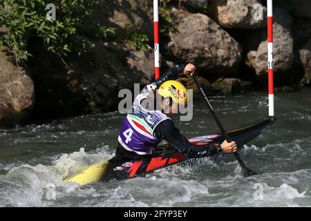 Tereza FISEROVA aus der Tschechischen Republik nimmt an der Kanubestufe für Frauen Teil (C1) Halbfinale während der ECA Kanuslalom Europameisterschaft auf Die Dora Baltea Stockfoto