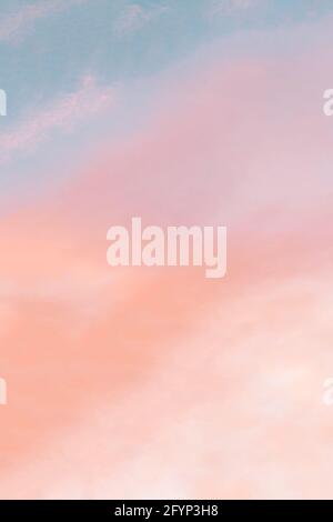 Vertikaler Hintergrund, der durch einen hellen, authentischen Himmel in Pastelltönen während des Sonnenuntergangs gebildet wird. Pink, Pfirsich, Blau verwischen elegante Kulisse mit leerem Raum, perfekt für Design Stockfoto