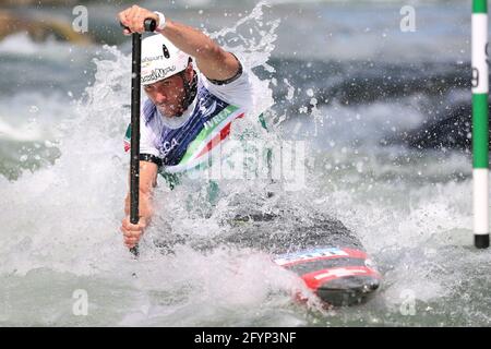 Thomas KOECHLIN aus der Schweiz tritt beim Herrencanner an (C1) Halbfinale während der ECA Kanuslalom Europameisterschaften auf der Dora Baltea River Stockfoto