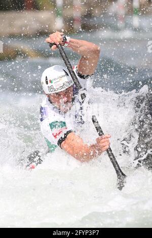 Thomas KOECHLIN aus der Schweiz tritt beim Herrencanner an (C1) Halbfinale während der ECA Kanuslalom Europameisterschaften auf der Dora Baltea River Stockfoto