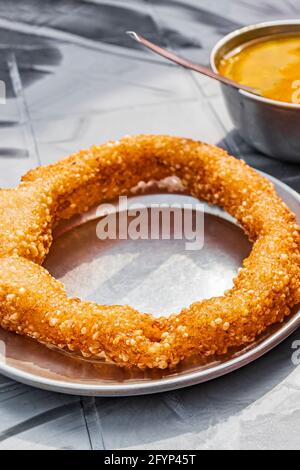 Nepalesisches Essen Frühstück mit Sel Roti und Kichererbsen. Ring Road in Kathmandu, Nepal. Stockfoto