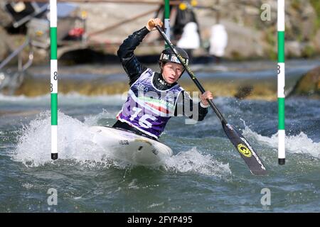 Marjorie DELASSUS aus Frankreich nimmt an der Kanubestufe der Frauen Teil (C1) Halbfinale während der ECA Kanuslalom Europameisterschaften auf der Dora Baltea River Stockfoto