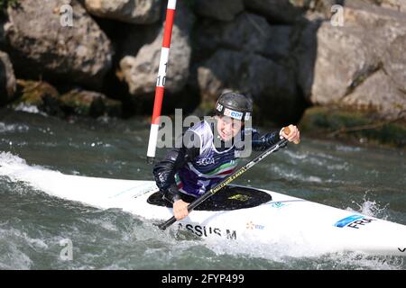 Marjorie DELASSUS aus Frankreich nimmt an der Kanubestufe der Frauen Teil (C1) Halbfinale während der ECA Kanuslalom Europameisterschaften auf der Dora Baltea River Stockfoto