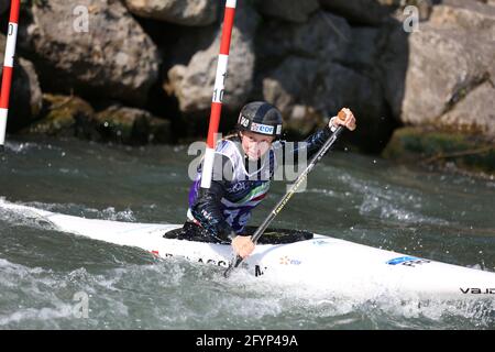 Marjorie DELASSUS aus Frankreich nimmt an der Kanubestufe der Frauen Teil (C1) Halbfinale während der ECA Kanuslalom Europameisterschaften auf der Dora Baltea River Stockfoto