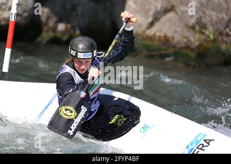 Marjorie DELASSUS aus Frankreich nimmt an der Kanubestufe der Frauen Teil (C1) Halbfinale während der ECA Kanuslalom Europameisterschaften auf der Dora Baltea River Stockfoto