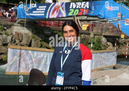 Angele UMARMUNG von Frankreich bereitet sich auf den Wettbewerb im Halbfinale Der ECA Kanuslalom C1 Europameisterschaften auf der Dora Baltea River am 9. Mai 2021 Stockfoto