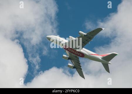 Emirates Airbus A380-842 A6-EVM kurz nach dem Start vom Flughafen Manchester. Aufnahme aus Tatton Park, Knutsford Stockfoto