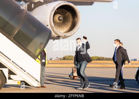 Johannesburg, Südafrika. Mai 2021. Jens Spahn (CDU), Bundesgesundheitsminister (l), ist am Flughafen O. R. Tambo an Bord der A340 der Luftwaffe. Spahn setzt auf die Produktion von Corona-Impfstoffen in Afrika, um So bald wie möglich zu starten. Bei seinem Besuch in Südafrika am Samstag versprach er der Europäischen Union Unterstützung dafür. Quelle: Christoph Soeder/dpa/Alamy Live News Stockfoto