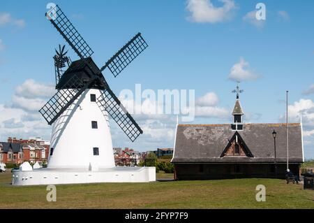 Lythams ursprüngliches Rettungsboothaus, angrenzend an die Windmühle auf dem Grün. Stockfoto