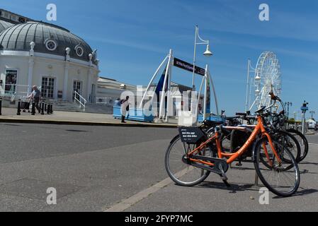 Fahrradverleih in Worthing West Sussex von Donkey Republic an der Strandpromenade am Worthing Pier. Stockfoto