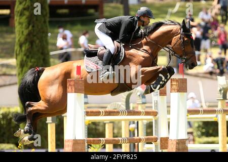 Rom, Italien. Mai 2021. Taizo Sugitani (JAP) Weiterreise Quincy 194 während des Kleinen Gran Prix beim 88. CSIO 5* Master D'Inzeo auf der Piazza di Siena am 19. Mai 2021 in Rom, Italien. (Foto von Giuseppe Fama/Pacific Press) Quelle: Pacific Press Media Production Corp./Alamy Live News Stockfoto