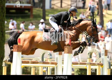 Rom, Italien. Mai 2021. Taizo Sugitani (JAP) Weiterreise Quincy 194 während des Kleinen Gran Prix beim 88. CSIO 5* Master D'Inzeo auf der Piazza di Siena am 19. Mai 2021 in Rom, Italien. (Foto von Giuseppe Fama/Pacific Press) Quelle: Pacific Press Media Production Corp./Alamy Live News Stockfoto