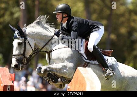 Rom, Italien. Mai 2021. Harry Charles (GBR) Weiterreise Irenice Horta während des Kleinen Gran Prix beim 88. CSIO 5* Master D'Inzeo auf der Piazza di Siena am 19. Mai 2021 in Rom, Italien. (Foto von Giuseppe Fama/Pacific Press) Quelle: Pacific Press Media Production Corp./Alamy Live News Stockfoto