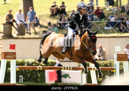 Rom, Italien. Mai 2021. Taizo Sugitani (JAP) Weiterreise Quincy 194 während des Kleinen Gran Prix beim 88. CSIO 5* Master D'Inzeo auf der Piazza di Siena am 19. Mai 2021 in Rom, Italien. (Foto von Giuseppe Fama/Pacific Press) Quelle: Pacific Press Media Production Corp./Alamy Live News Stockfoto