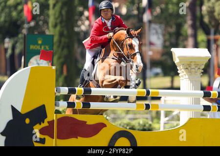 Rom, Italien. Mai 2021. Gewinner Kent Farrington (USA) Forward Creedance beim Small Gran Prix beim 88. CSIO 5* Master D'Inzeo auf der Piazza di Siena am 19. Mai 2021 in Rom, Italien. (Foto von Giuseppe Fama/Pacific Press) Quelle: Pacific Press Media Production Corp./Alamy Live News Stockfoto