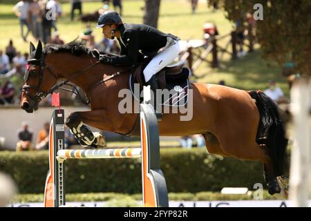 Rom, Italien. Mai 2021. Taizo Sugitani (JAP) Weiterreise Quincy 194 während des Kleinen Gran Prix beim 88. CSIO 5* Master D'Inzeo auf der Piazza di Siena am 19. Mai 2021 in Rom, Italien. (Foto von Giuseppe Fama/Pacific Press) Quelle: Pacific Press Media Production Corp./Alamy Live News Stockfoto