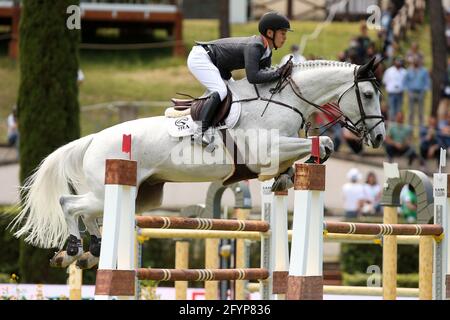 Rom, Italien. Mai 2021. Eiken Sato (JAP) setzt Saphyr des Lacs während des Kleinen Gran Prix beim 88. CSIO 5* Master D'Inzeo auf der Piazza di Siena am 19. Mai 2021 in Rom, Italien, fort. (Foto von Giuseppe Fama/Pacific Press) Quelle: Pacific Press Media Production Corp./Alamy Live News Stockfoto