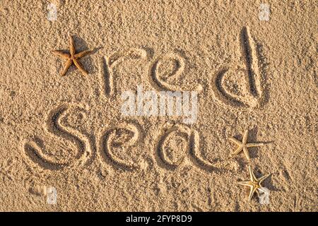 Urlaub. Wort Rotes Meer im Sand am Strand geschrieben. Stockfoto