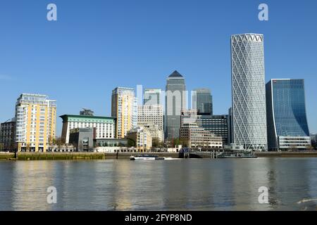 Canary Wharf Estate mit Uber Thames Clipper, der den Pier verlässt, Docklands, Themse, East London, Großbritannien Stockfoto