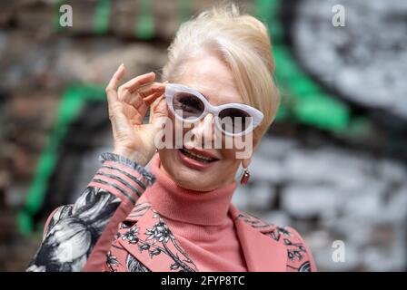 Berlin, Deutschland. Mai 2021. Désirée Nick, Entertainerin, steht bei einem Pressetermin im Regenbogenkiez. Quelle: Christophe Gateau/dpa/Alamy Live News Stockfoto