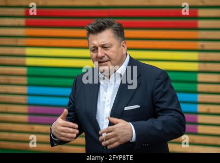 Berlin, Deutschland. Mai 2021. Andreas Geisel (SPD), Senator des Innern Berlins, spricht bei einer Pressekonferenz im Regenbogenkiez. Geisel besucht das Pilotprojekt Night Lights für Sicherheit und Gewaltprävention in Schöneberg. Quelle: Christophe Gateau/dpa/Alamy Live News Stockfoto