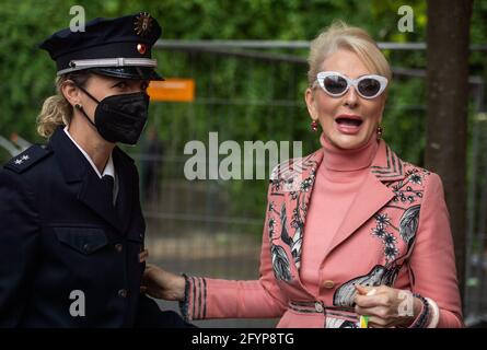 Berlin, Deutschland. Mai 2021. Désirée Nick, Entertainerin, begrüßt eine Polizistin bei einer Presseveranstaltung im Regenbogenkiez. Quelle: Christophe Gateau/dpa/Alamy Live News Stockfoto