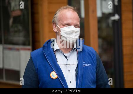 Berlin, Deutschland. Mai 2021. Bastian Finke, Nachtbürgermeister und Leiter von MANEO - The Gay Anti-Violence Project in Berlin, steht bei einer Presseveranstaltung im Regenbogenkiez. Quelle: Christophe Gateau/dpa/Alamy Live News Stockfoto