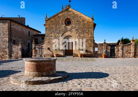 kirche Santa Maria assunta auf dem römischen Platz in Monteriggioni, Italien Stockfoto