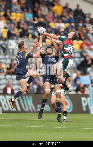 Andrew Kitchener von Worcester Warriors (Mitte) und Jamie Shillcock (links) kämpfen beim Spiel der Gallagher Premiership im Sixways Stadium, Worcester, um den Ball mit Harry Potter von Leicester Tigers (rechts). Bilddatum: Samstag, 29. Mai 2021. Stockfoto