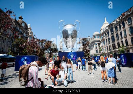 Porto, Großbritannien. Mai 2021. Chelsea-Fans treffen sich in der Nähe des Est‡dio do Drag‹o-Stadions in Porto, Portugal, vor dem Champions-League-Finale zwischen dem FC Chelsea und dem FC Manchester City. Bildnachweis: Teresa Nunes/Sipa USA **KEINE Verkäufe in Großbritannien** Bildnachweis: SIPA USA/Alamy Live News Stockfoto