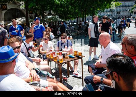 Porto, Großbritannien. Mai 2021. Chelsea-Fans treffen sich in der Nähe des Estádio do Dragão-Stadions in Porto, Portugal, vor dem Champions-League-Finale zwischen dem FC Chelsea und dem FC Manchester City. Bildnachweis: Teresa Nunes/Sipa USA **KEINE Verkäufe in Großbritannien** Bildnachweis: SIPA USA/Alamy Live News Stockfoto