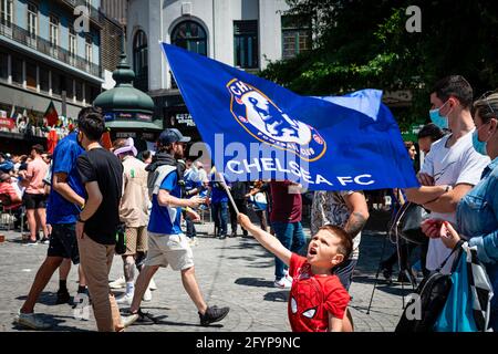 Porto, Großbritannien. Mai 2021. Chelsea-Fans treffen sich in der Nähe des Est‡dio do Drag‹o-Stadions in Porto, Portugal, vor dem Champions-League-Finale zwischen dem FC Chelsea und dem FC Manchester City. Bildnachweis: Teresa Nunes/Sipa USA **KEINE Verkäufe in Großbritannien** Bildnachweis: SIPA USA/Alamy Live News Stockfoto