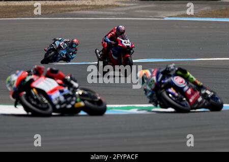 Estoril, Portugal. Mai 2021. Der Brite Leon Haslam vom Team HRC (C ) tritt am 29. Mai 2021 beim Rennen 1 der FIM Superbike-Weltmeisterschaft Estoril auf dem Circuito Estoril in Cascais, Portugal, an. Quelle: Pedro Fiuza/ZUMA Wire/Alamy Live News Stockfoto