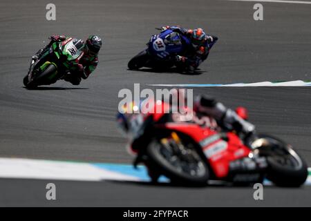 Estoril, Portugal. Mai 2021. Der Brite Alex Lowes vom Kawasaki Racing Team WorldSBK (L) tritt am 29. Mai 2021 beim Rennen 1 der FIM Superbike World Championship Estoril Round auf dem Circuito Estoril in Cascais, Portugal, an. Quelle: Pedro Fiuza/ZUMA Wire/Alamy Live News Stockfoto