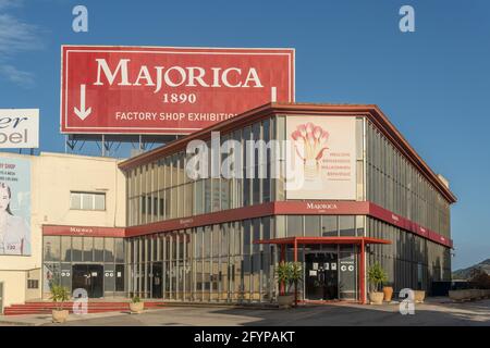 Manacor, Spanien; Mai 28 2021: Das Geschäft und die Fabrik des Perlenherstellers Majorica sind wegen der Coronavirus-Krise geschlossen Stockfoto