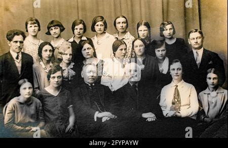 Lettland - UM die 1930er Jahre: Ein Bild der Abschlussgruppe. Vintage historischen Archiv Foto Stockfoto