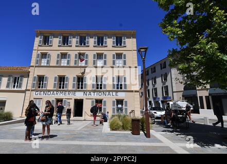 Illustrationen von Saint Tropez. Gendarmerie Nationale (Musée de la Gendarmerie & du Cinéma Saint-Tropez) Kinomuseum in einer ehemaligen kultigen Gendarmerie mit Schwerpunkt auf lokalen Filmen und Schauspielern. Saint Tropez, im Südosten Frankreichs, am 2021. Mai. Foto von Christian Liewig/ABACAPRESS.COM Stockfoto